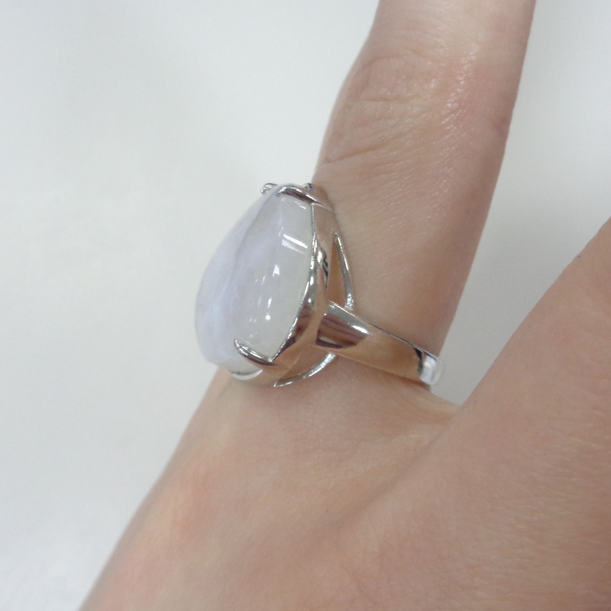 Серебряное кольцо с лунным камнем